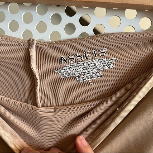 Assets by Spanx High Waisted Super Slimming Shorts Large Sand Inseam 3” NWOT - Picture 5 of 7